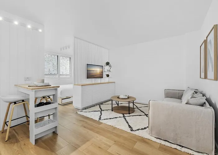 Immaculate 1-Bed Chic Bondi Abode With Pool & A/C